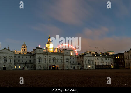 London Eye de temps écoulé derrière Horse Guards Banque D'Images