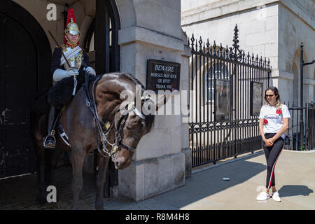 Horse Guard stationnés à l'extérieur de Horse Guards Parade sur Whitehall avec les touristes à la recherche sur - London UK Banque D'Images