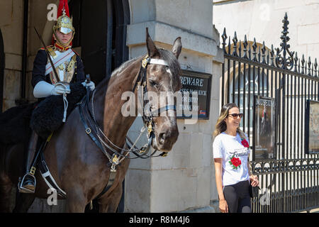 Horse Guard stationnés à l'extérieur de Horse Guards Parade sur Whitehall avec les touristes à la recherche sur - London UK Banque D'Images