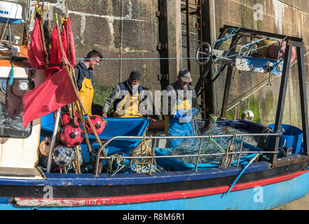 Nettoyage des pêcheurs au filet après un courrier St.ives Cornwall UK Europe Banque D'Images