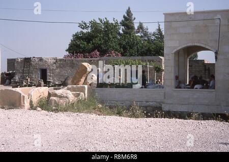 Scène de visiteurs à un café en plein air dans la région de Qalaat Al-Madiq, près des ruines d'Apamée, Syrie, Juin, 1994. () Banque D'Images