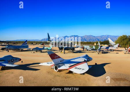 Point de vue de certains des aéronefs en exposition au Pima Air & Space Museum à Tucson, AZ Banque D'Images