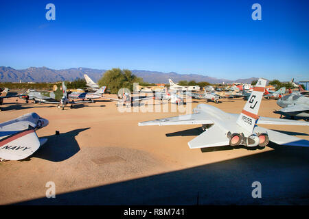 Point de vue de certains des aéronefs en exposition au Pima Air & Space Museum à Tucson, AZ Banque D'Images