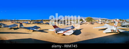 Point de vue de certains des aéronefs en exposition au Pima Air & Space Museum à Tucson, AZ Banque D'Images