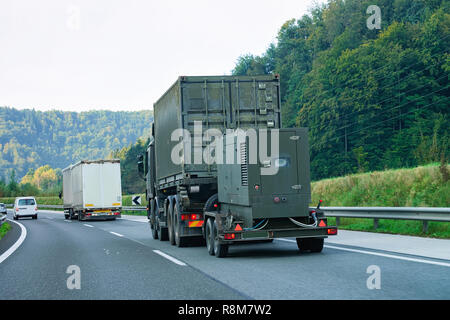 Remorque camion transportant des militaires de la route asphaltée de la Slovénie. Banque D'Images