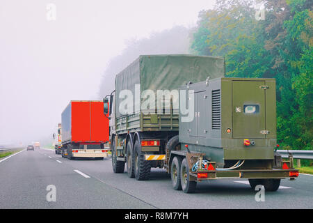 Remorque camion transportant des militaires de la route asphaltée en Slovénie. Banque D'Images