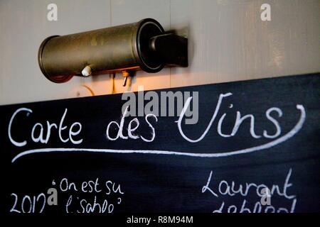 La France, Finistère, Audierne, L'Auberge restaurant, ardoise de vins Banque D'Images
