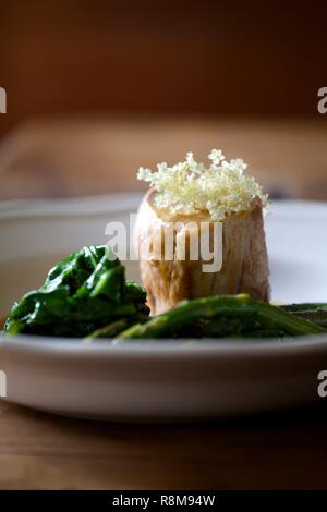 La France, Finistère, Audierne, L'Auberge restaurant, le filet mignon avec le sureau Banque D'Images