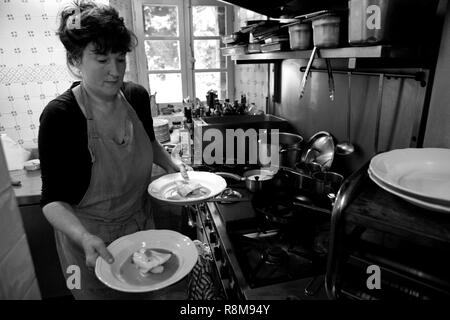 La France, Finistère, Audierne, L'Auberge restaurant, Jane dans la cuisine Banque D'Images