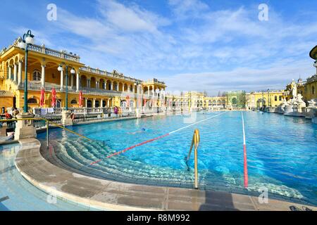 Hongrie, Budapest, lutte contre les ravageurs, de district, Varosliget Thermes Széchenyi et spa, l'un des plus grands en Europe le bain médicinal, piscine extérieure Banque D'Images