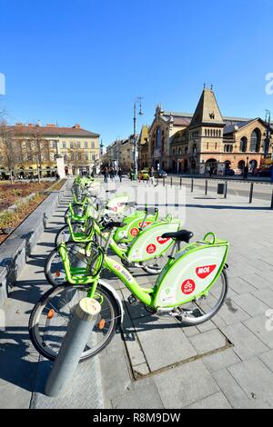 La Hongrie, Budapest, inscrite au Patrimoine Mondial de l'UNESCO, la lutte antiparasitaire, district Fovam Ter, vélo de location en face du marché central (Nagy Vasarcsarnok) conçu par l'architecte Samu Petz en 1896 Banque D'Images