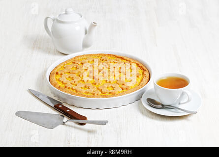 Gâteau fait maison et une tasse de thé sur la table en bois blanc. Crostata italien avec Orange et Apple le remplissage. Banque D'Images