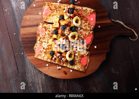 Délicieux faits maison ou des crêpes savoureuses crêpes avec de la pomme, de la banane et les bleuets Banque D'Images