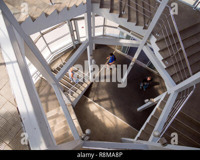 Voronezh (Russie - 27 juin 2018 : Gens montent l'escalier en spirale de la passerelle pour piétons Banque D'Images