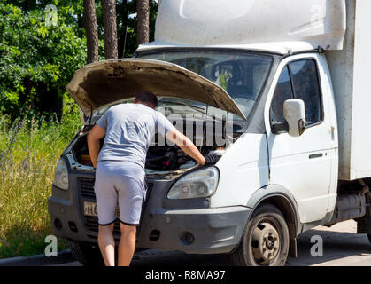 Voronezh (Russie - 27 juin 2018 : le pilote détermine la cause de la panne de voiture Banque D'Images