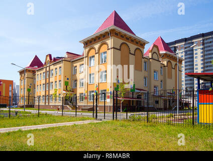 Voronezh (Russie - 27 juin 2018 : la maternelle dans une solution d'architecture moderne sur la rue Shishkov, Voronezh Banque D'Images