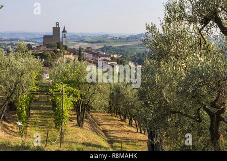 L'Italie, la Toscane, le val d'Arno, Vinci, le village natal de Léonard de Vinci et le jardin La Vigna di Leonardo avec vue sur Conti Guidi château et église de Santa Croce Banque D'Images