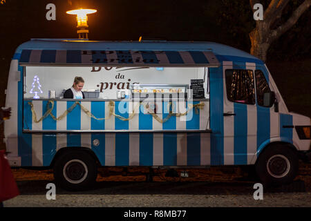 Lisbonne, Portugal - Circa Décembre 2018 : camion alimentaire avec pâtisserie portugaise Banque D'Images