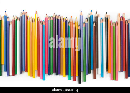 Crayons de couleur dans une rangée sur fond blanc. Banque D'Images