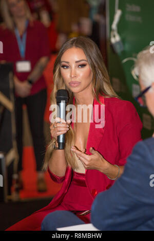 Lauren Le pape assiste à l'entreprise Le Show 2018 à l'Excel de Londres pour une interview en direct au cours de laquelle elle partage ses propres affaires personnelles le voyage et l'incroyable succès qu'une personne d'influence des médias sociaux avec : Lauren Pope Où : London, Royaume-Uni Quand : 15 Nov 2018 Credit : Phil Lewis/WENN.com Banque D'Images