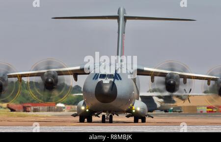 Royal Air Force Airbus A400M Atlas le roulage sur la piste à RAF Fairford de prendre part à la RAF100 centenaire au 2018 RIAT Banque D'Images