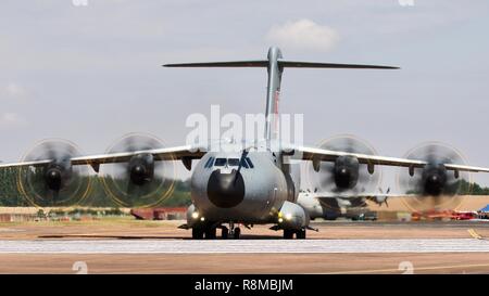 Royal Air Force Airbus A400M Atlas le roulage sur la piste à RAF Fairford de prendre part à la RAF100 centenaire au 2018 RIAT Banque D'Images