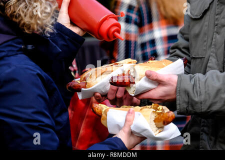 Hot-dogs et du ketchup au Marché de Noël autour de la ville universitaire de Oxford dans l'Oxfordshire England UK  = Banque D'Images