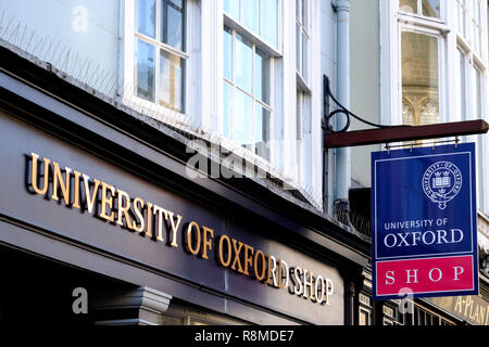 Autour de la ville universitaire de Oxford dans l'Oxfordshire England UK University of Oxford shop Banque D'Images