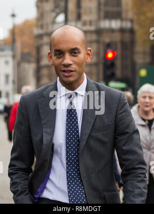 Shadow Secrétaire d'État pour les affaires, l'énergie et de stratégie industrielle, Chuka Umunna MP, à l'extérieur du Parlement après Theresa May face Brexit proposé a été présenté aux députés à la Chambre des communes, Westminster, Londres. En vedette : Chuka Umunna MP Où : London, Royaume-Uni Quand : 15 Nov 2018 Credit : Wheatley/WENN Banque D'Images