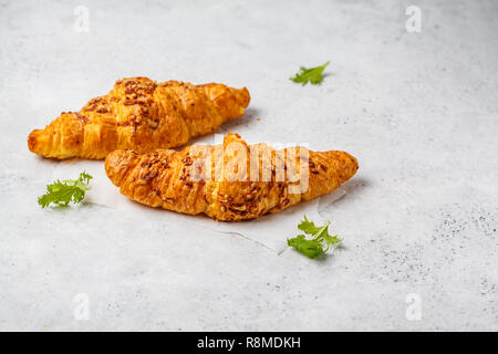 Fromage frais croissants sur un fond blanc, l'espace de copie. Banque D'Images