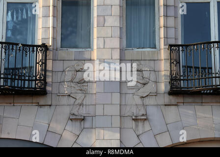 Bâtiment blanc à la place du 1908 Fitzalan qui est décoré avec des représentations de travailleurs du métal à la faïence par Alfred et William Tory Banque D'Images