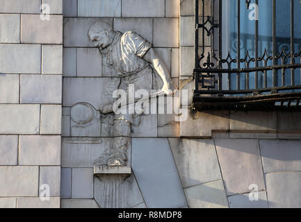 Bâtiment blanc à la place du 1908 Fitzalan qui est décoré avec des représentations de travailleurs du métal à la faïence par Alfred et William Tory Banque D'Images