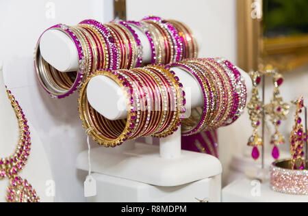 Bracelets indiens en exposition dans un magasin Banque D'Images