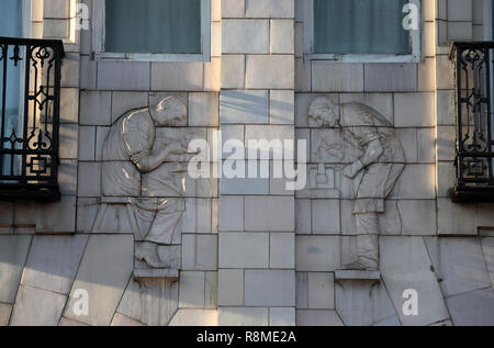 Bâtiment blanc à la place du 1908 Fitzalan qui est décoré avec des représentations de travailleurs du métal à la faïence par Alfred et William Tory Banque D'Images