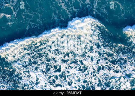 Tourné à partir de l'envers des vagues sur l'océan bleu Banque D'Images