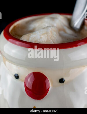 Vue rapprochée de Santa les tasses avec du chocolat chaud et la fonte marshmellows. Cuillère dans le mug. Banque D'Images