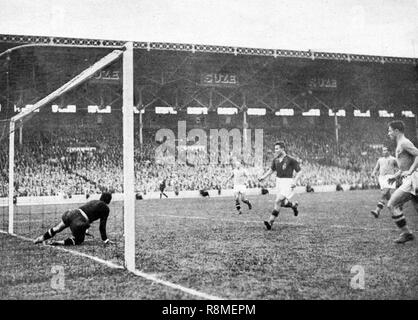 Colombes, France. 19 juin 1938,. Italie finale- Hongrie. Les scores Sarosi le deuxième objectif de l'Hongrie Banque D'Images