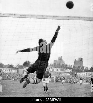 Colombes, France. 19 juin 1938,. Italie finale- Hongrie .Le gardien hongrois Szabo pour un tir de Piola Banque D'Images