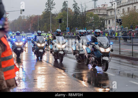 Rue européenne, Prague-October 28, 2018 : les travailleurs de la Police à cheval sur moto revue militaire pour 100e anniversaire de la création de la Tchécoslovaquie o Banque D'Images