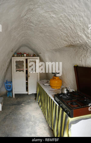 La cuisine d'une maison troglodytique à Matmata, Tunisie, Afrique. Banque D'Images