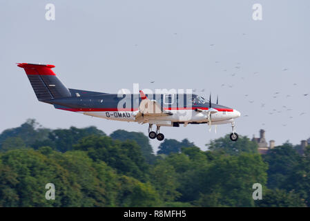 Beechcraft Super KingAir 350C avion de GAMA Aviation atterrissant au Royal International Air Tattoo, RIAT, RAF Fairford Air Show. G-GMAD. Oiseaux Banque D'Images