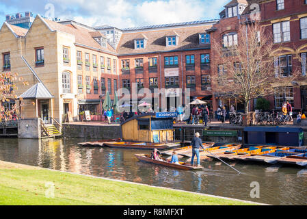 Cambridge, UK - Octobre 2018. Scudamore & Quais barques Station avec les touristes en barque sur la rivière Cam, vue du jardin avec Magdalene College. Banque D'Images