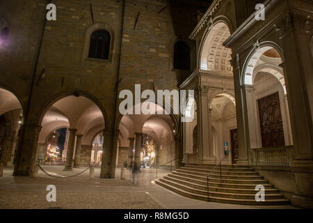 Basilique de Santa Maria Maggiore à Bergame dans la nuit Banque D'Images