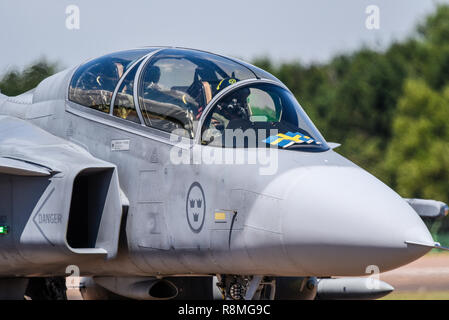 Les pilotes d'une armée de l'air suédoise Saab JAS 39 Gripen jet avion à Royal International Air Tattoo, RIAT, RAF Fairford meeting aérien. En roulage pour montrer Banque D'Images