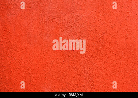 Mur de stuc peint de couleur orange vif sur l'île de Burano, dans la lagune de Venise près de Venise, Italie. La texture de fond. Banque D'Images