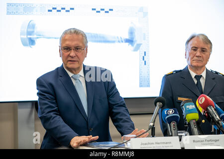 16 décembre 2018, la Bavière, Nuremberg : Joachim Herrmann (l, CSU), Ministre de l'Intérieur de Bavière, parle aux côtés d'Fertinger, commissaire de police du quartier général de la Police de Franconie centrale, lors d'une conférence de presse sur l'arrestation des auteurs présumés de l'knifeman de Nuremberg. L'auteur est dit d'avoir poignardé trois femmes le 13 décembre à de courts intervalles dans environ trois heures. Photo : Daniel Karmann/dpa Banque D'Images