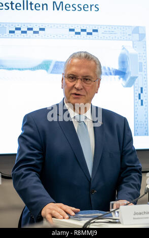 16 décembre 2018, la Bavière, Nuremberg : Joachim Herrmann (l, CSU), le ministre de l'Intérieur de Bavière, prend la parole lors d'une conférence de presse sur l'arrestation de l'knifeman de Nuremberg. L'auteur est dit d'avoir poignardé trois femmes le 13 décembre à de courts intervalles dans environ trois heures. Photo : Daniel Karmann/dpa Banque D'Images