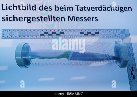 16 décembre 2018, la Bavière, Nuremberg : La photo de l'arme du crime - un couteau - s'affiche sur un écran lors d'une conférence de presse sur l'arrestation de l'knifeman couteau de Nuremberg. L'auteur est dit d'avoir poignardé trois femmes le 13 décembre à de courts intervalles dans environ trois heures. Photo : Daniel Karmann/dpa Banque D'Images
