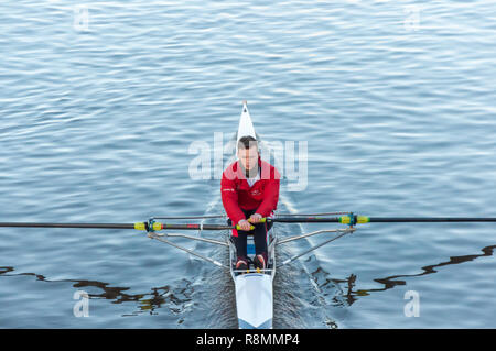 Glasgow, Ecosse, Royaume-Uni. 16 Décembre, 2018. Météo britannique. Un homme dans un rameur skiff entraînement sur une rivière calme Clyde lors d'une froide, matin ensoleillé. Credit : Skully/Alamy Live News Banque D'Images