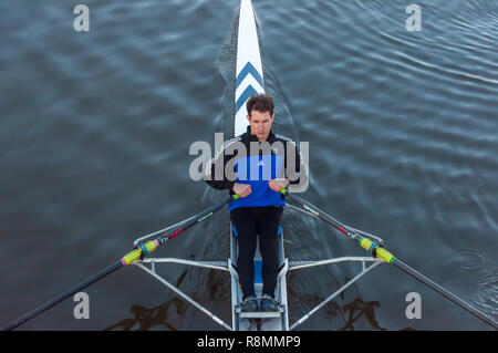 Glasgow, Ecosse, Royaume-Uni. 16 Décembre, 2018. Météo britannique. Un homme dans un rameur skiff entraînement sur une rivière calme Clyde lors d'une froide, matin ensoleillé. Credit : Skully/Alamy Live News Banque D'Images